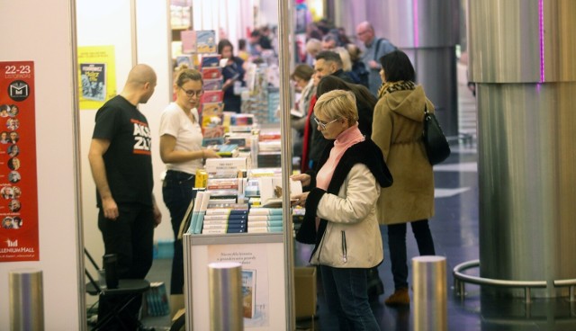 Świąteczne Targi Książki odbędą się 18 i 19 listopada w centrum handlowym Millenium Hall w Rzeszowie. Na kolejnych zdjęciach znajdziecie program wydarzenia godzina po godzinie >>>