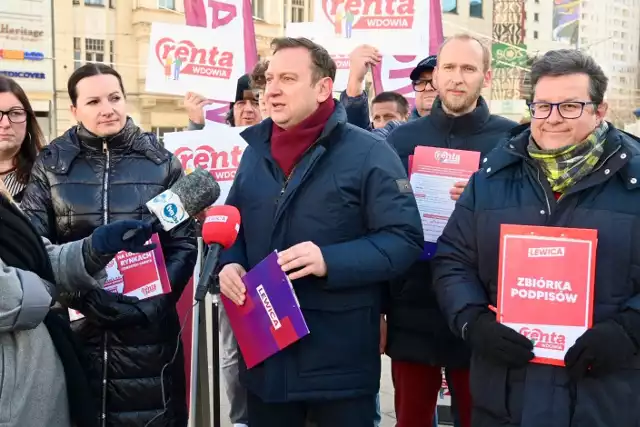 Poseł Tomasz Trela podczas konferencji w Łodzi.