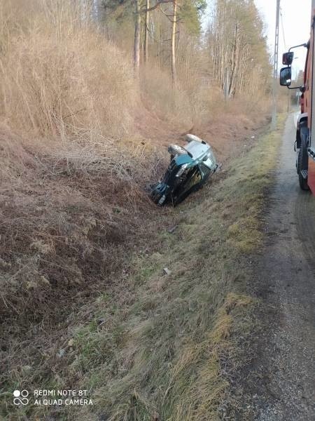 Nowy Sącz wypadek. Na ul. Lwowskiej samochód wypadł z drogi i wylądował w rowie