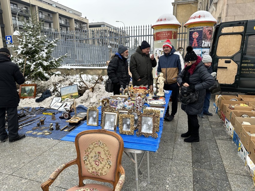 Giełda kolekcjonerska w Kielcach przyciągnęła tłumy ludzi. Na straganach prawdziwe cuda! Zobacz zdjęcia z zimowej odsłony giełdy