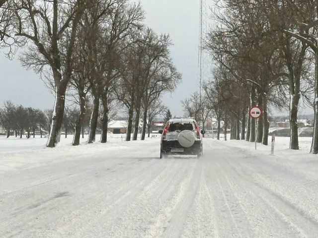 Warto pamiętać o bezpieczeństwie podczas podróży, dostosowując prędkość do warunków atmosferycznych