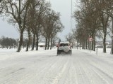 Zima wróciła na Opolszczyznę. Trudne warunki jazdy w całym regionie. Na drogach krajowych pracuje 77 piaskarek i pługów 