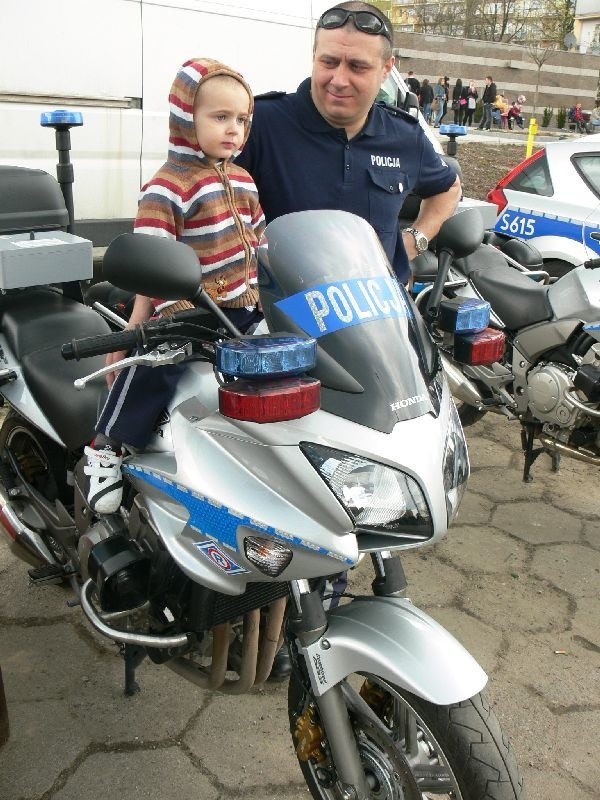 W akcję motocyklistów włączyli się też policjanci. Na zdjęciu Oliwier Franczyk z tatą Michałem podczas sobotniego festynu.