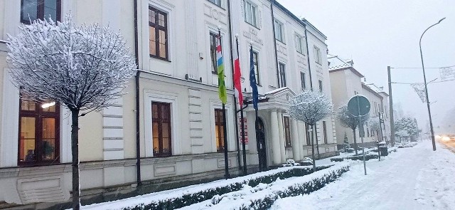 Siedziba Urzędu Gminy i Miasta Nisko na Placu Wolności w centrum miasta, w zimowej szacie
