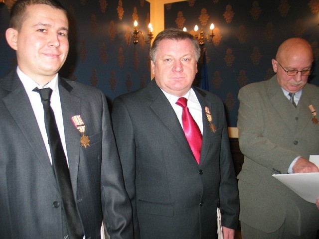 Gwiazdy Iraku znalazły się w klapach marynarek m.in. Krzysztofa Pośnika, Piotra Kubicy i Jerzego Mermera.
