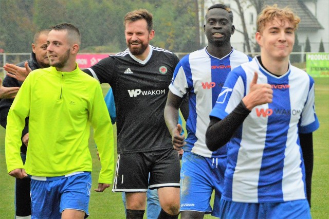 Ryczowianie zadowoleni z wygranej w Jawiszowicach (3:2) opuszczają boisko (od lewej): Grzegorz Kowalówka, Konrad Kawaler, Ousseynou Fall i Marcel Wilczyński.