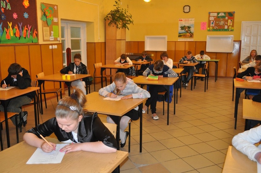 Uczestnicy ze szkoły podstawowej podczas pisania...