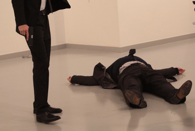 Zamach na ambasadora Rosji w Turcji. Zamachowiec zastrzelił Andrieja Karłowa. Zamach terrorystyczny w Ankarze