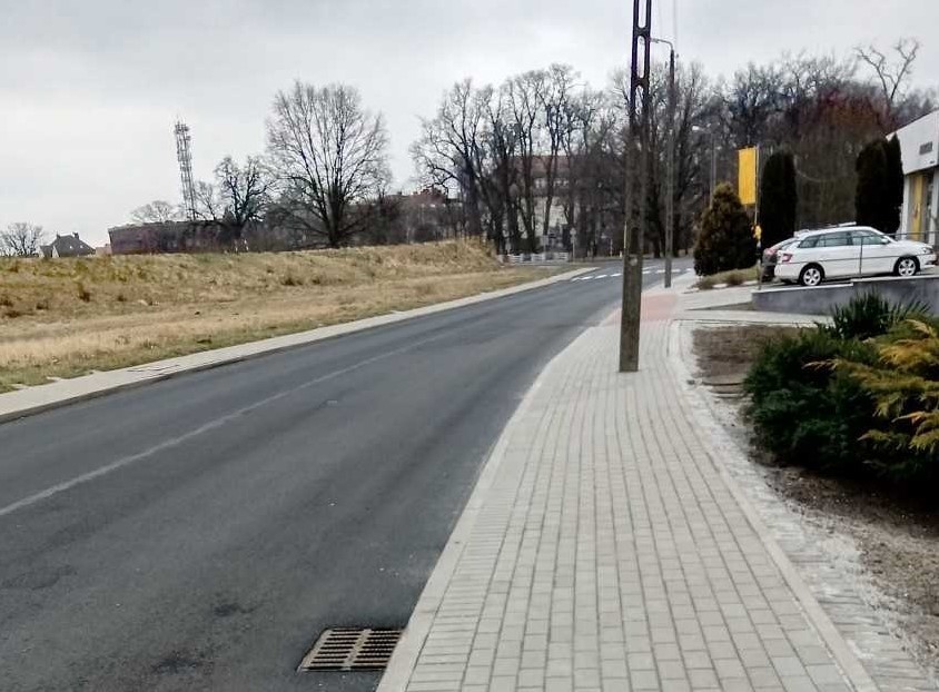 Słupy energetyczne na środku chodnika. Absurd drogowy w Kędzierzynie-Koźlu. "Bo tak było szybciej"