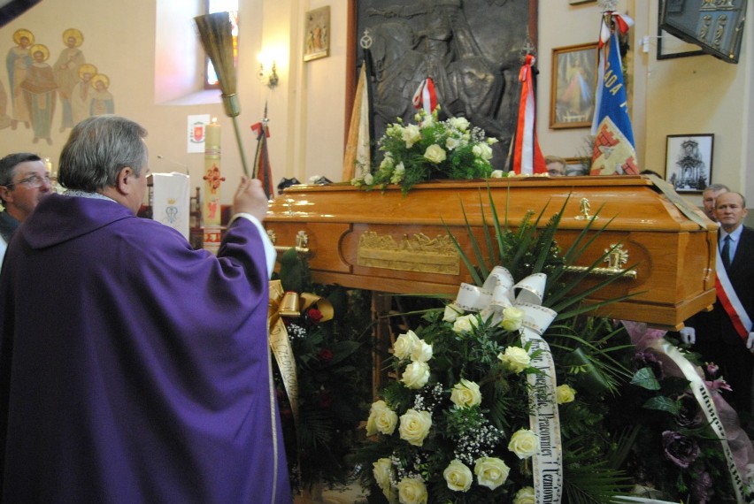 Egzekwie pogrzebowe odprawione przez księdza Wiesława Balca,...