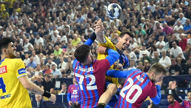 Dwie ostatnie kielecko-barcelońskie konfrontacje kończyły się wygranymi drużyny z Katalonii. Zawodnicy Łomży Industrii Kielce (na zdjęciu rzuca Szymon Sićko) wierzą, że w Super Globe będzie inaczej.