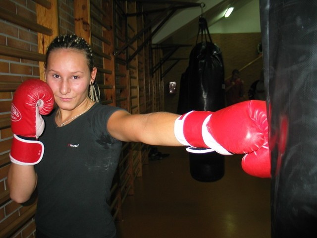 JOANNA MROZKOWIAK ma 19 lat, uprawia kick-boxing od ponad dwóch lat. Jest zawodniczką Głogowskiego Klubu Judo. Była uczennicą II LO w Głogowie. Obecnie jest studentką pierwszego roku zootechniki na Uniwersytecie Przyrodniczym we Wrocławiu.