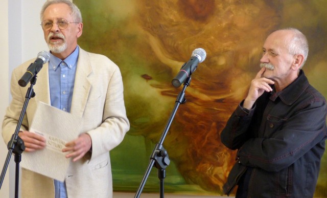 Uroczystego otwarcia wystawy dokonał szef buskiej Galerii Zielona Bogdan Ptak (z lewej), w asyście Marka Wawro.