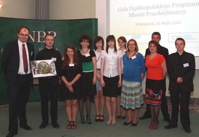 Gimnazjum w Cieszkowach otrzymało pierwsze wyróżnienie na gali "młodych przedsiębiorczych&#8221; w Warszawie.