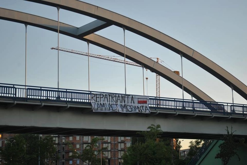 Transparenty przeciwko uchodźcom zawisły na wiadukcie nad...