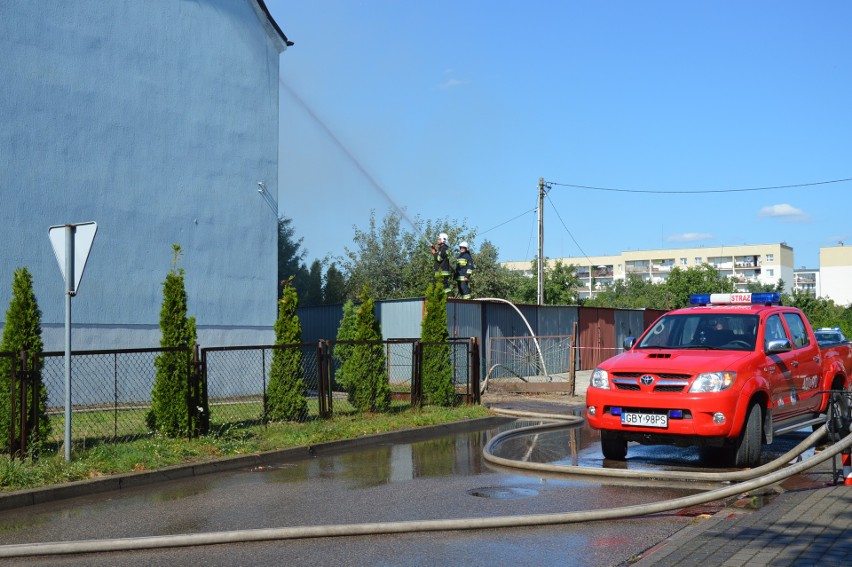 Duży pożar w Bytowie przy ul. Miłej. Paliło się poddasze...