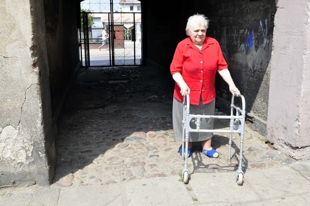 - Każde przejście po nierównościach jest dla mnie prawdziwą katorgą &#8211; mówi Genowefa Mital, jedna z mieszkanek kamienicy przy ulicy Kwiatkowskiego.