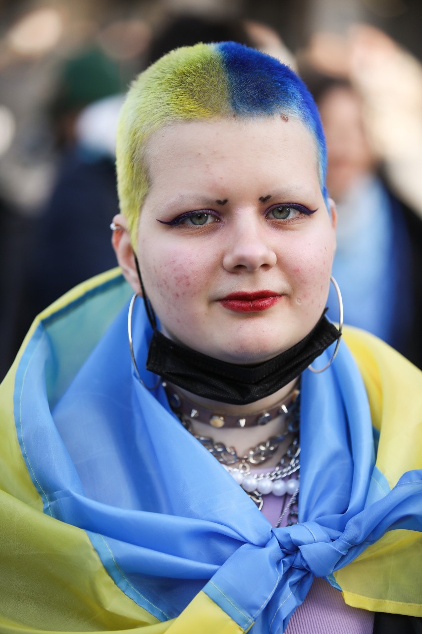 Feministyczna Manifa solidarności z Ukrainkami na krakowskim Rynku [ZDJĘCIA]