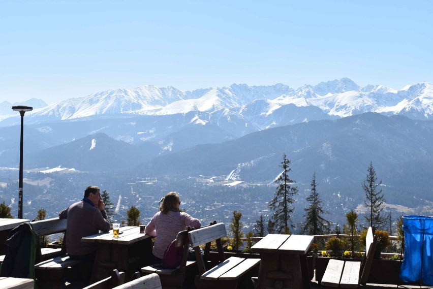 Zakopane. Cudowna pogoda, piękne słońce i widok na ośnieżoną panoramę Tatr 