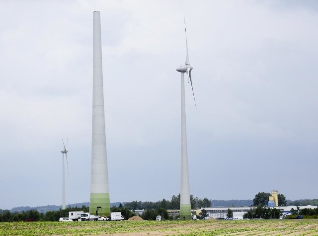 Montaż nowych wiatraków rozpoczęto w marcu bieżącego roku, zakończenie robót przewidziano na końcówkę września.