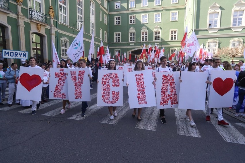 Marsz dla Życia "Piękni od poczęcia". Tysiące osób przeszło ulicami Szczecina [ZDJĘCIA, WIDEO]
