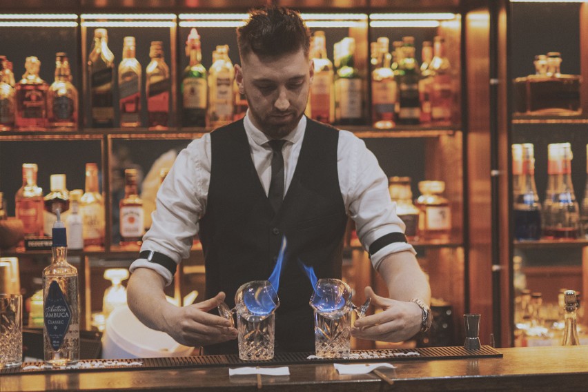 Dominik Szczukiewicz, barman w kieleckim klubie Maska...