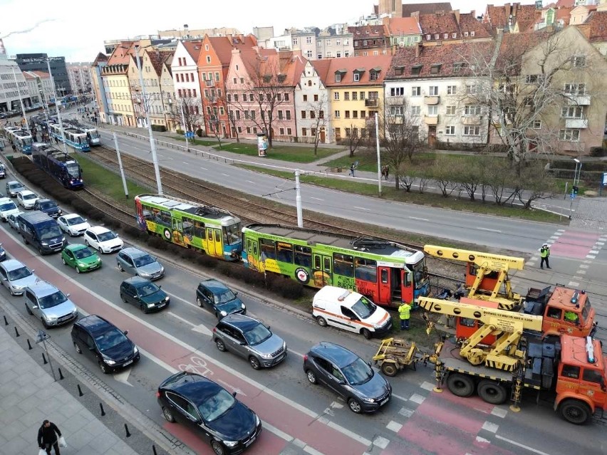 Tramwaj wykoleił się w centrum Wrocławia (ZDJĘCIA)