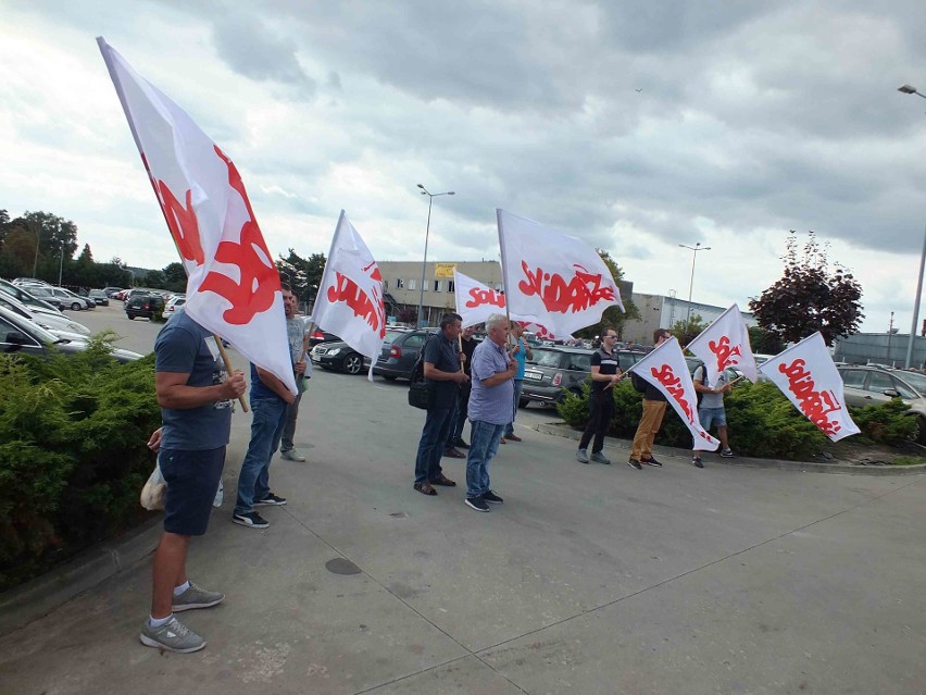 Potrójna pikieta protestacyjna związkowców przed firmą MAN BUS w Starachowicach [ZDJĘCIA]
