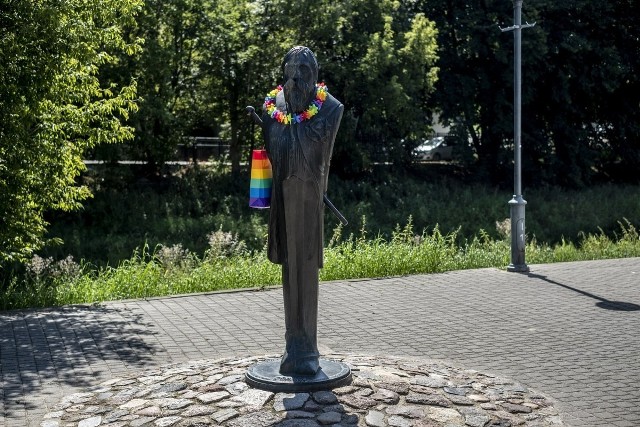 Nie tylko w stolicy Wielkopolski postanowiono przyozdobić monumenty w tęczowe gadżety. W Mosinie ktoś postanowił udekorować pomnik eleganta z Mosiny hawajskim naszyjnikiem oraz papierową torbą.