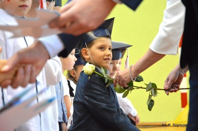 13 października w obu sławieńskich szkołach podstawowych odbyło się uroczyste ślubowanie uczniów klas pierwszych.W uroczystościach tych wzięli udział zaproszeni goście, rodzice oraz wszyscy uczniowie.Zobacz także Dzień Nauczyciela w Grzmiącej 