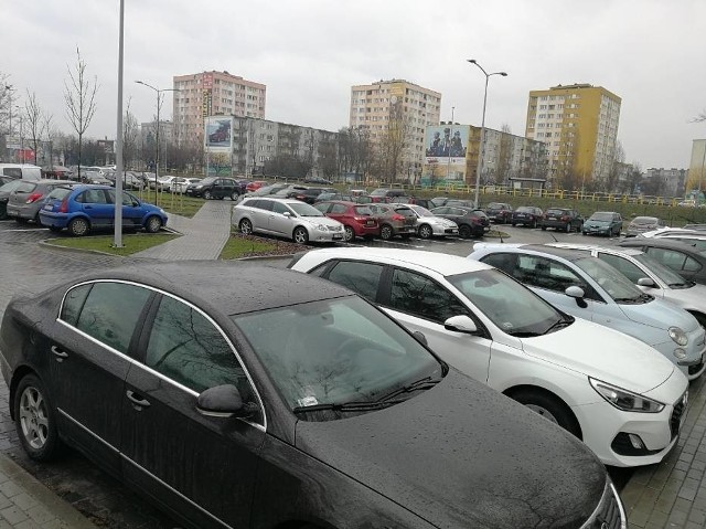 Do końca maja parking przy Gregorkiewicza miał być bezpłatny. Czy od 1 czerwca kierowcy będą musieli zapłacić za zostawienie auta w tym miejscu? Sprawdźcie, co się zmieni w parkowaniu na starówce. Zobacz także:Strach w Toruniu. Ktoś zaczepia i dotyka dzieci na Bydgoskim PrzedmieściuNie będzie mostu tymczasowego przez Wisłę! Toruń czeka 18 miesięcy koszmaru?tekst: Sara Watrak