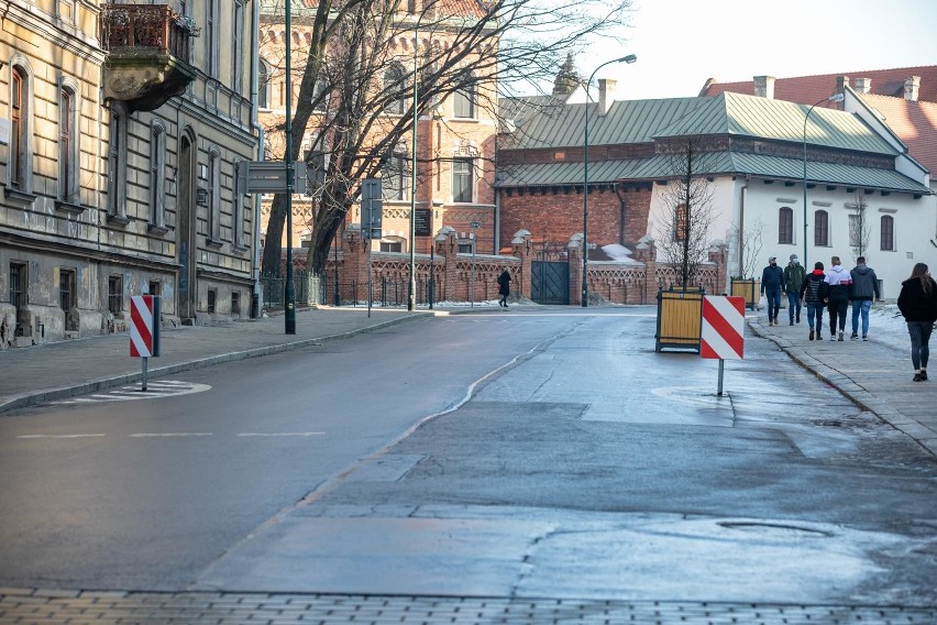 Kraków. Ustawili donice na drodze pod Wawelem. Kierowcy narzekają [ZDJĘCIA]