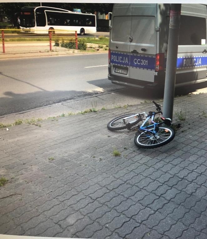 Z ustaleń policji wynika, że 13-latek jechał rowerem i na...