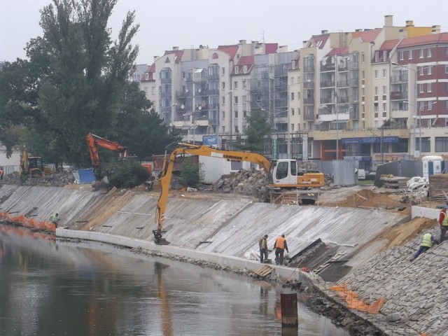 Wrocław: Barki transportują ciężki sprzęt na budowę Wrocławskiego Węzła Wodnego (ZDJĘCIA)