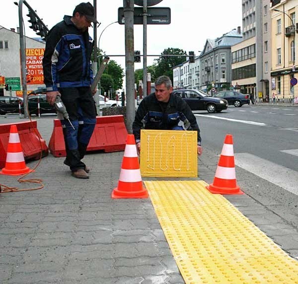 Trudno nie zauważyć żółtego i wyczuwalnego pod stopami pasa przed przejściem. Zaczęto montowanie takich ostrzeżeń w Jarosławiu.