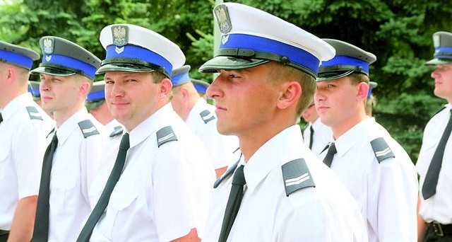 Wczoraj, w przededniu Dnia Policjanta, przed budynkiem Komendy Policji we Włocławku wręczono funkcjonariuszom awanse na wyższy stopień. Otrzymało je w sumie 131 policjantów