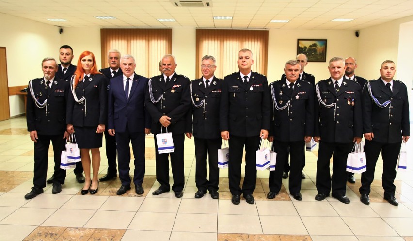Skarżyscy strażacy otrzymali od marszałka Andrzej Bętkowskiego pulsoksymetry