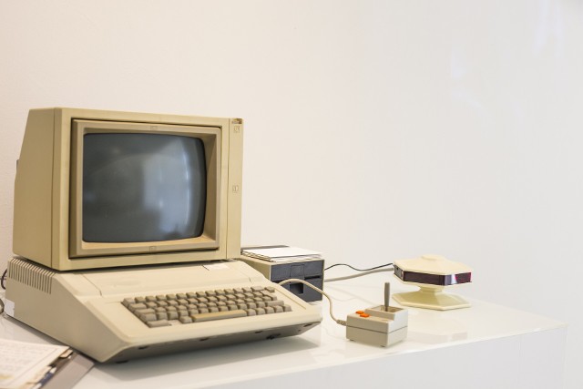 Niektóre akcesoria i sprzęty komputerowe odeszły w niepamięć wraz z rozwojem technologicznym. Kliknij w galerię i sprawdź, czy jesteś technologicznym weteranem.