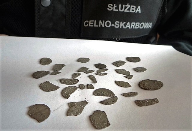 141 przedmiotów o charakterze archeologicznym ukrył w swoim bagażu 26-letni Ukrainiec