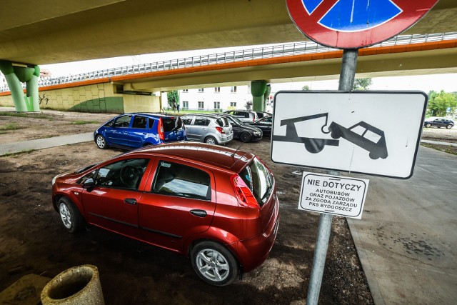 Kierowcy, którzy załatwiają swoje sprawy w sądzie przy ul. Toruńskiej od dawna nie mają gdzie parkować. Więc kombinują