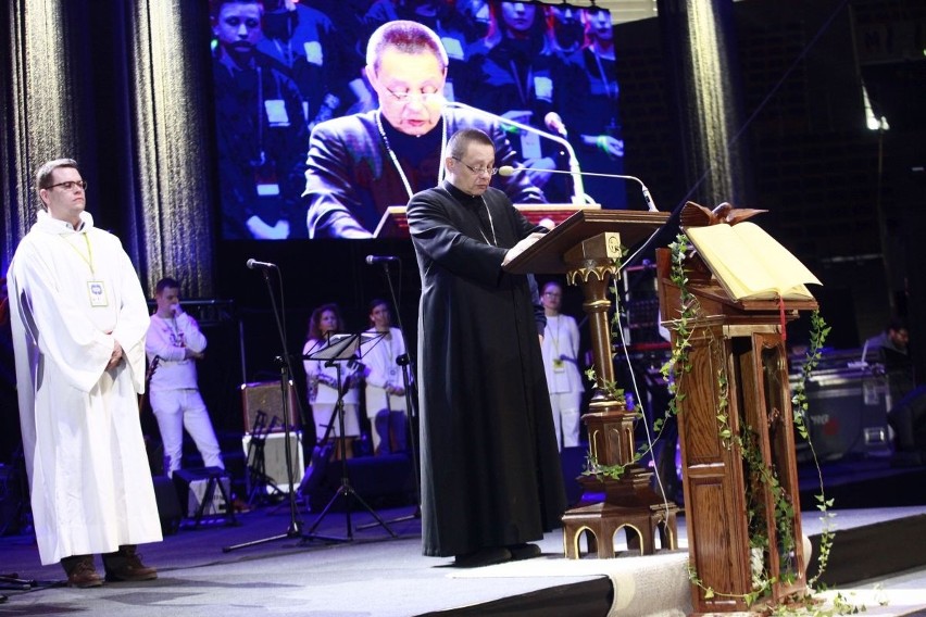 W Atlas Arenie tysiące młodzieży spotkało się z arcybiskupem Grzegorzem Rysiem [FILM, GALERIA ZDJĘĆ]