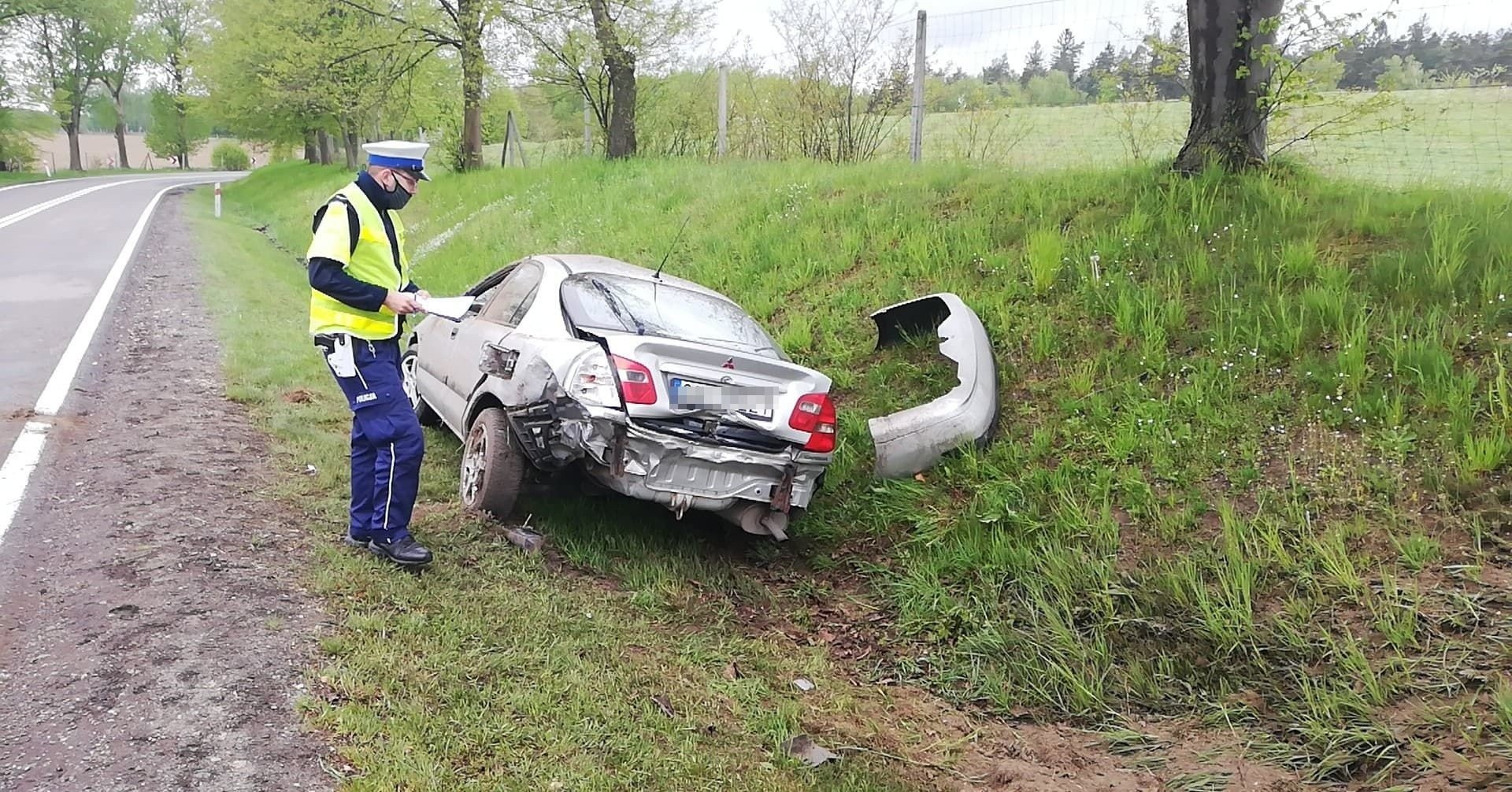 Wypadek pod Słupskiem. W Kruszynie dachowało mitsubishi