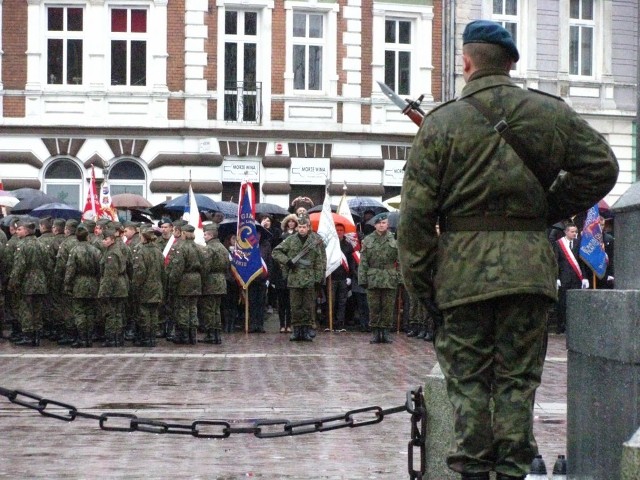 Uroczystości patriotyczne na placu przed pomnikiem Marszałka Piłsudskiego.