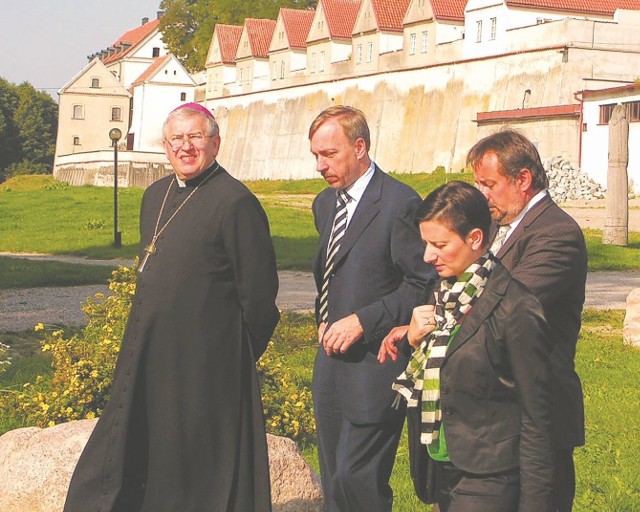 Choć od spotkania biskupa ełckiego Jerzego Mazura (pierwszy z lewej) z ministrem Bogdanem Zdrojewskim (drugi z lewej) minęło już wiele miesięcy, los byłego klasztoru wciąż nie jest znany.