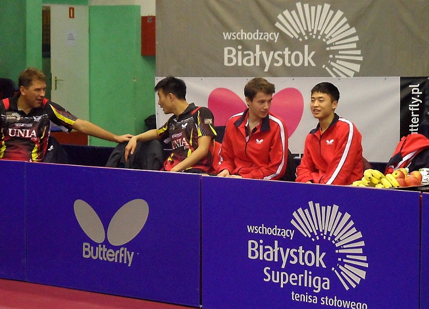 Od lewej: Piotr Szafranek (trener) , Wang Yang, Patryk...