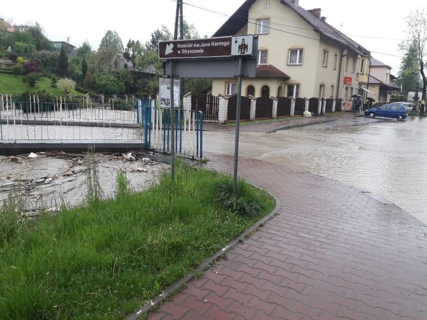 Powiat wadowicki. Ewakuacja szkoły w Barwałdzie Górnym. Zalane i nieprzejezdne drogi w Kleczy i Leńczach 