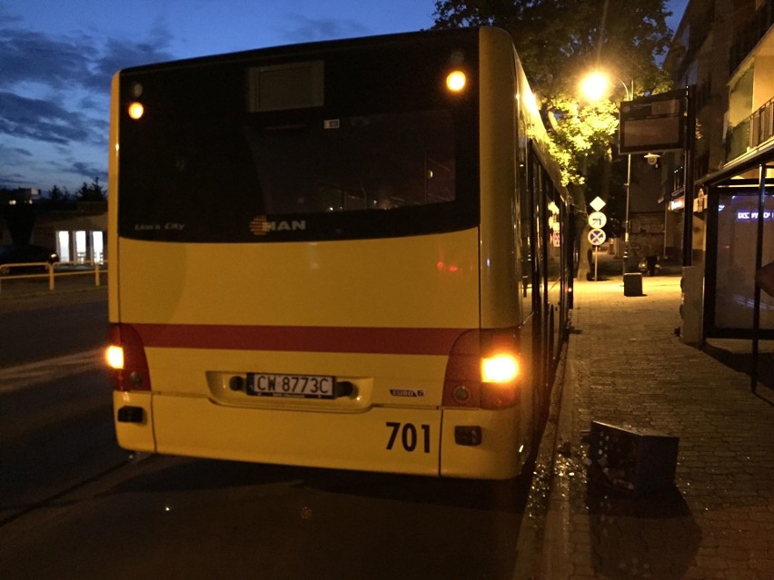 Wandale rzucili koszem na śmieci w autobus MPK we Włocławku [zdjęcia]
