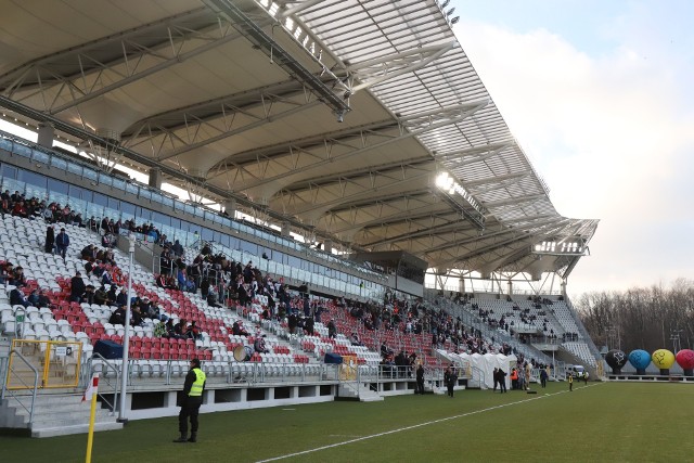 Otwarto oferty na rozbudowę stadionu miejskiego przy al. Unii Lubelskiej 2 w Łodzi w formule „zaprojektuj i wybuduj". Złe wieści dla ŁKS. Nie ma szans, aby za pieniądze przygotowane przez miasto wybudować brakujące trzy trybuny.[sc]Brakuje pieniędzy na stadion ŁKS[/sc]Miasto zabezpieczało na ten cel  tylko 95 mln zł, ale odjęło od tej kwoty koszt budowy oświetlenia i ogrzewania płyty boiska piłkarzy ŁKS  i dlatego na inwestycję zostało tylko 91 mln 827 tys. zł.Do przetargu na postawienie trzech brakujących trybun na obiekcie ŁKS wystartowały dwie firmy. Polskie przedsiębiorstwo chce za budowę 129 milionów złotych. Z kolei hiszpańska firma swoje prace wyceniała na 165 milionów 159 tysięcy 398 złotych i 96 groszy! [sc]Fatalne wieści dla ŁKS[/sc]Obydwie oferty znacznie przekraczają możliwości magistratu, a więc budowa stadionu z prawdziwego zdarzenia odsuwa się w bliżej nieokreśloną przyszłość! To fatalne wieści dla wszystkich ludzi związanych z ŁKS.Czytaj na kolejnym slajdzie