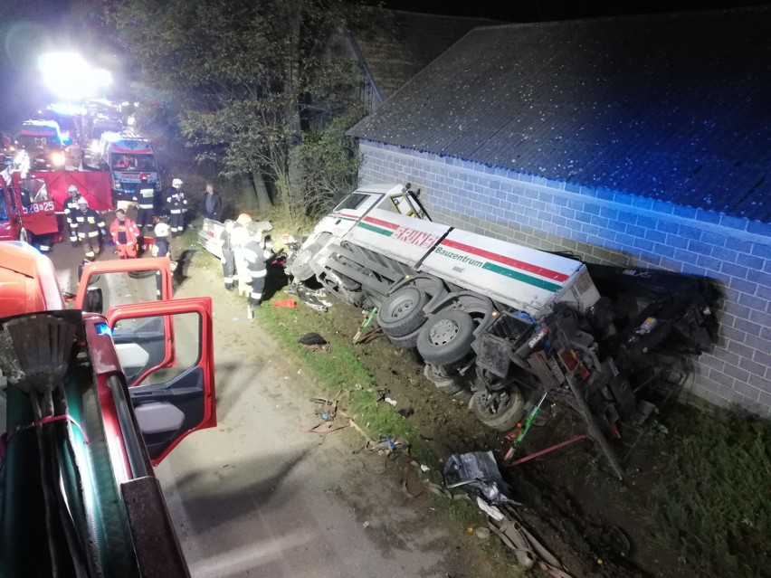 Małopolska. Wypadek w Niegardowie koło Proszowic. Nie żyją cztery osoby 25 10