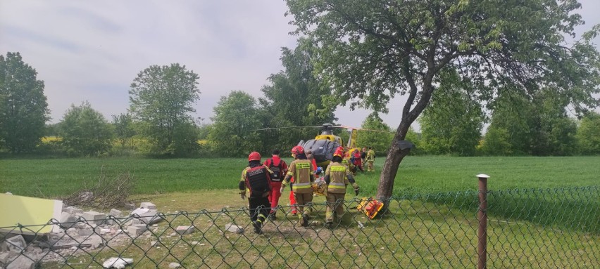 Wybuch gazu w domu w miejscowości Psary. Dwie osoby poszkodowane, strażacy w akcji, na miejscu śmigłowiec Lotniczego Pogotowia Ratunkowego